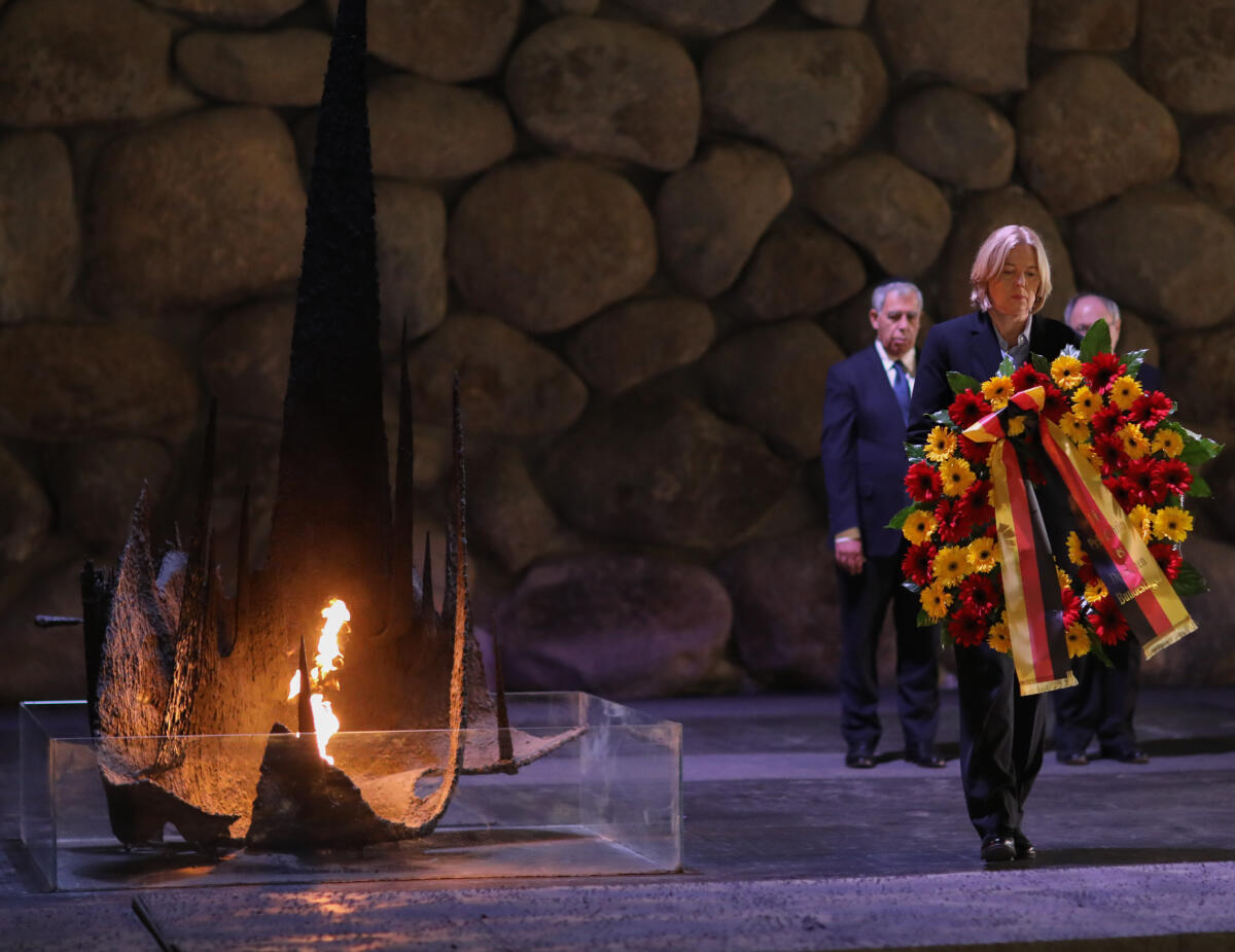 Bas, Bärbel; Levy, Mickey Bundestagspräsidentin Bärbel Bas (r), SPD, MdB, reist zum Tag des Gedenkens an Holocaust und Heldentum nach Yad Vashem und in die Knesset. Hier bei der Kranzniederlegung in der Halle der Erinnerung der internationalen Holocaust-Gedenkstätte Yad Vashem mit dem Präsidenten der Knesset, S. E. Mickey Levy (l).