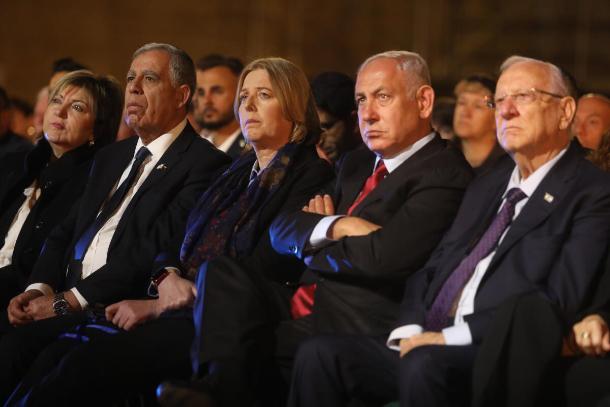 Bundestagspräsidentin Bärbel Bas (m), SPD, MdB, reist zum Tag des Gedenkens an Holocaust und Heldentum nach Yad Vashem und in die Knesset. Hier bei der Gedenkzeremonie zum Beginn des Gedenktages Yom HaShaoh mit dem Präsidenten der Knesset, S. E. Mickey Levy (2vl); der Gattin des Präsidenten Nurit Levy (l); Benjamin Netanjahu (2vr), ehemaliger Ministerpräsident; Reuven Rivlin (r), ehemaliger Staatspräsident. Levy, Nurit; Levy, Mickey; Bas, Bärbel; Netanyahu, Benjamin; Rivlin, Reuven Bundestagspräsidentin Bärbel Bas (m), SPD, MdB, reist zum Tag des Gedenkens an Holocaust und Heldentum nach Yad Vashem und in die Knesset. Hier bei der Gedenkzeremonie zum Beginn des Gedenktages Yom HaShaoh mit dem Präsidenten der Knesset, S. E. Mickey Levy (2vl); der Gattin des Präsidenten Nurit Levy (l); Benjamin Netanjahu (2vr), ehemaliger Ministerpräsident; Reuven Rivlin (r), ehemaliger Staatspräsident.