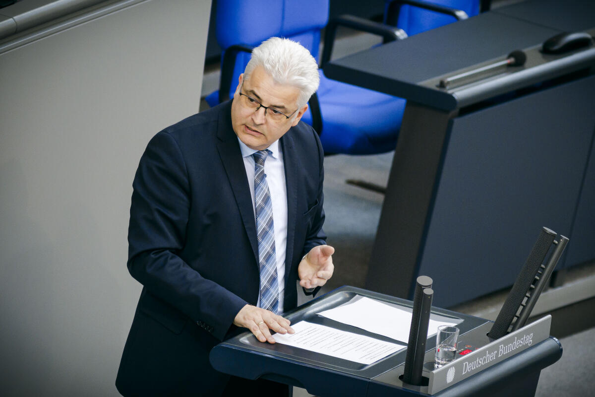 Axel Knoerig, CDU/CSU, MdB, hält eine Rede zu TOP 7 „Gesetzl. Mindestlohn - geringfügige Beschäftigung“ im Plenum. Knoerig, Axel Axel Knoerig, CDU/CSU, MdB, hält eine Rede zu TOP 7 „Gesetzl. Mindestlohn - geringfügige Beschäftigung“ im Plenum.