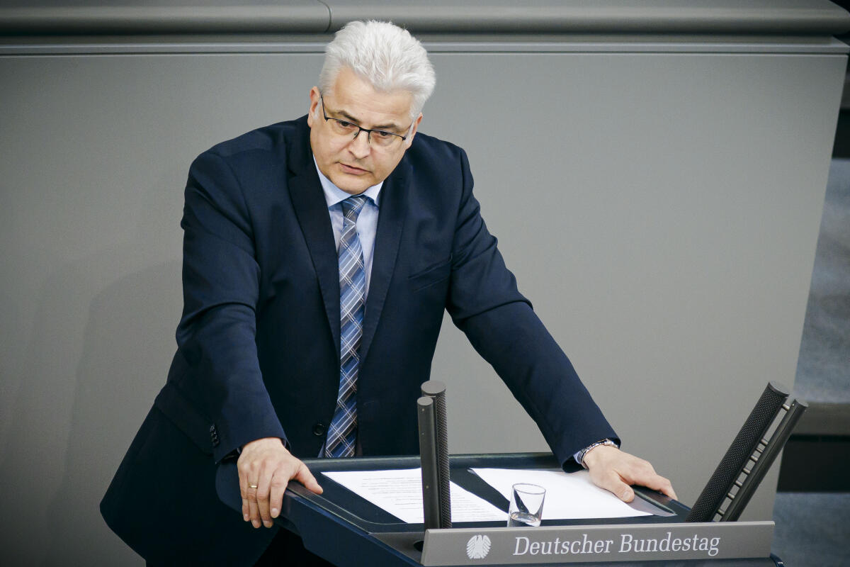 Axel Knoerig, CDU/CSU, MdB, hält eine Rede zu TOP 7 „Gesetzl. Mindestlohn - geringfügige Beschäftigung“ im Plenum. Knoerig, Axel Axel Knoerig, CDU/CSU, MdB, hält eine Rede zu TOP 7 „Gesetzl. Mindestlohn - geringfügige Beschäftigung“ im Plenum.