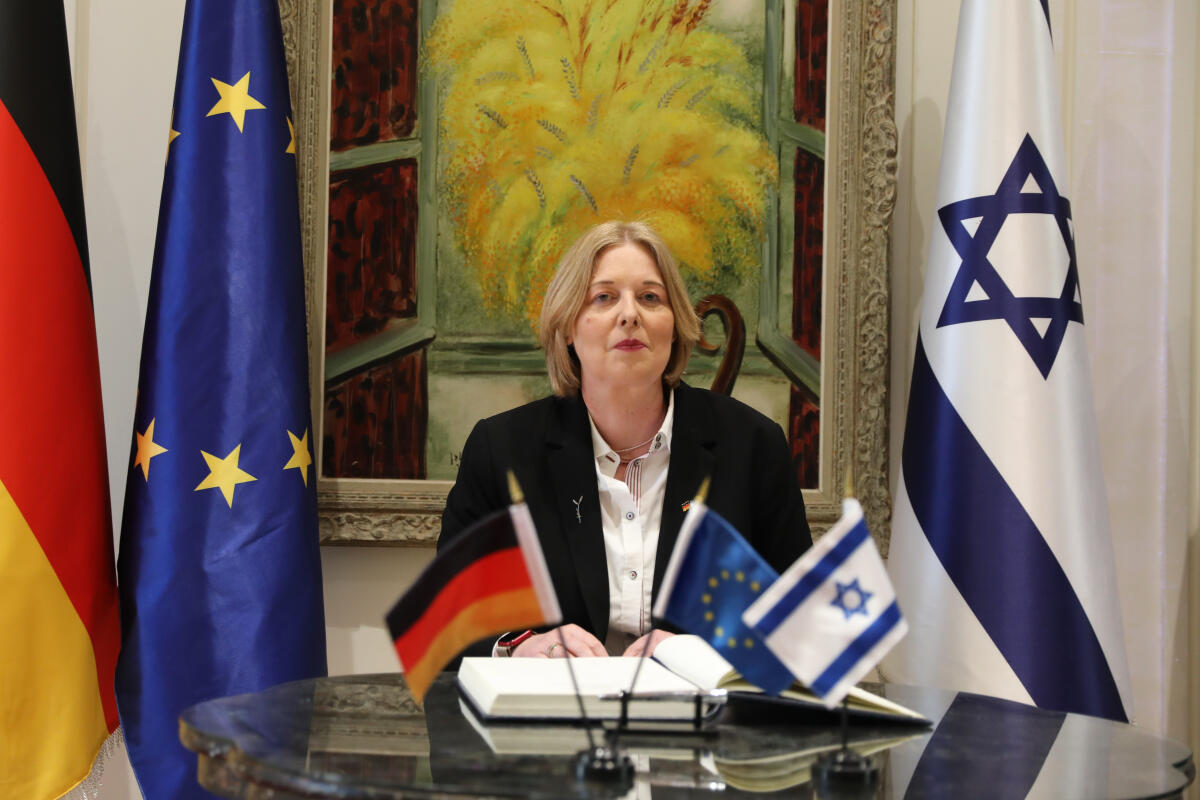 Bundestagspräsidentin Bärbel Bas (im Bild), SPD, MdB, reist zum Tag des Gedenkens an Holocaust und Heldentum nach Yad Vashem und in die Knesset. Hier: Eintragung in das Gästebuch am Sitz des Präsidenten des Staates Israel. Bas, Bärbel Bundestagspräsidentin Bärbel Bas (im Bild), SPD, MdB, reist zum Tag des Gedenkens an Holocaust und Heldentum nach Yad Vashem und in die Knesset. Hier: Eintragung in das Gästebuch am Sitz des Präsidenten des Staates Israel.