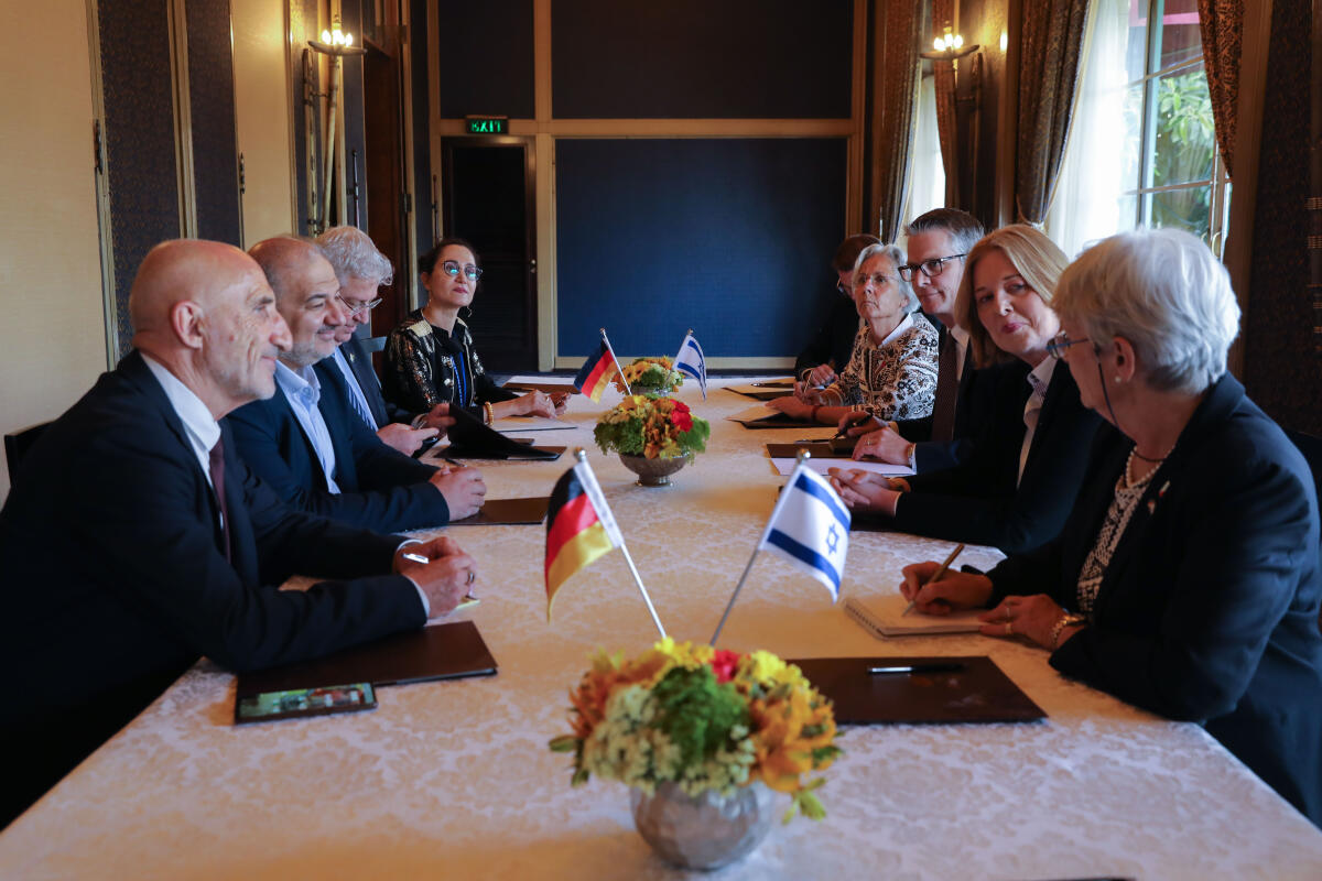 Bas, Bärbel; Abbas, Mansour Bundestagspräsidentin Bärbel Bas (2vr), SPD, MdB, reist zum Tag des Gedenkens an Holocaust und Heldentum nach Yad Vashem und in die Knesset. Hier: Gespräch mit dem Abgeordneten Herrn Mansour Abbas (2vl), Vorsitzender der arabischen Ra`am-Partei und stv. Sprecher der Knesset.