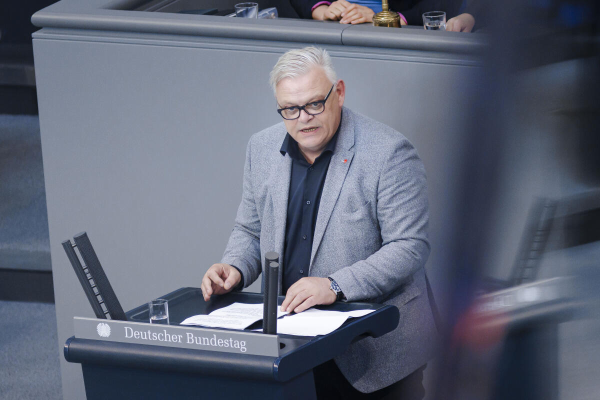 Keller, Rainer Rainer Keller, SPD, MdB, spricht im Bundestag am 28.04.2022. 