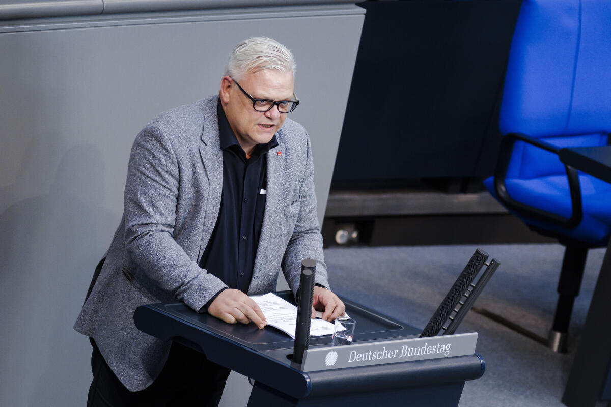 Rainer Keller, SPD, MdB, hält eine Rede zu TOP 15 „Forcierung der Klimaanpassung“ im Plenum.; Keller, Rainer Rainer Keller, SPD, MdB, hält eine Rede zu TOP 15 „Forcierung der Klimaanpassung“ im Plenum.;