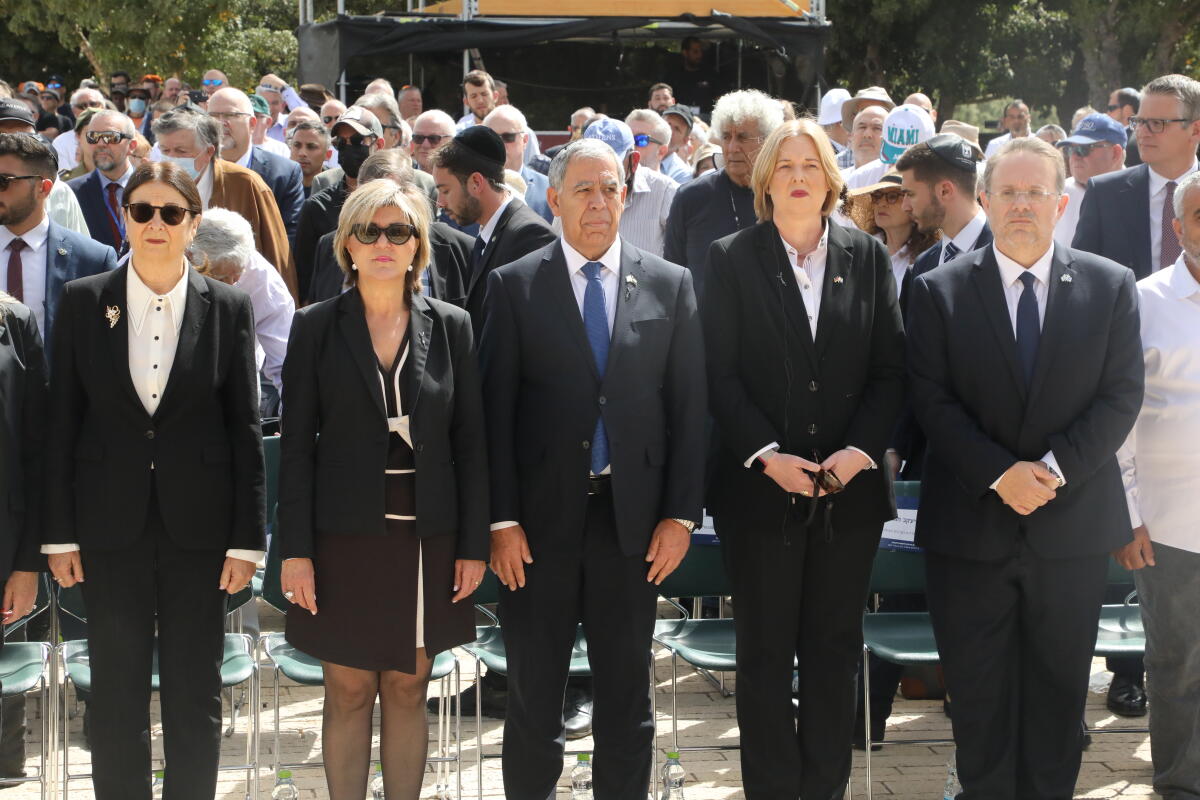 Bas, Bärbel; Levy, Mickey; Herzog, Itzchak Bundestagspräsidentin Bärbel Bas (2vr), SPD, MdB, reist zum Tag des Gedenkens an Holocaust und Heldentum nach Yad Vashem und in die Knesset. Hier: Gedenkveranstaltung in Yad Vashem, gemeinsam mit Mickey Levy (m) und Staatspräsident Herzog (r)