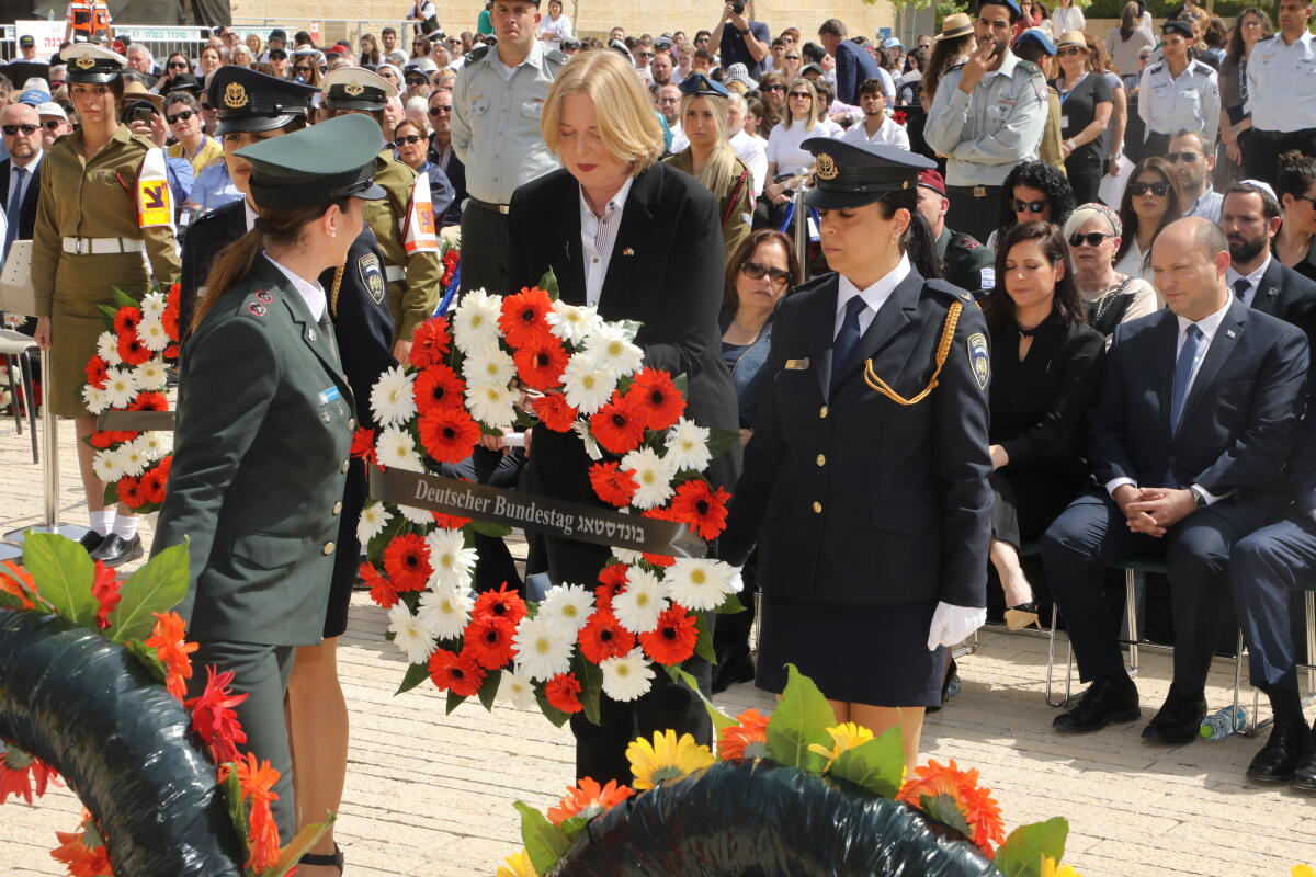 Bas, Bärbel Bundestagspräsidentin Bärbel Bas (m), SPD, MdB, reist zum Tag des Gedenkens an Holocaust und Heldentum nach Yad Vashem und in die Knesset. Hier: Gedenkveranstaltung in Yad Vashem, Kranzniederlegung 