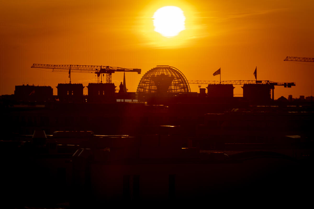  Das Reichstagsgebäude und die gläserne Kuppel mit Besuchern zum Sonnenuntergang am 25.04.22