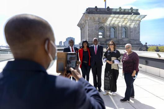 Mushelenga, Samuel Abraham Peyavali; Mundjindi, Sylvia Kafili; Müntefering, Michelle; Witbooi, Lucia; Katjavivi, Peter Hitjitevi Reichstagsgebäude, Dachterrasse