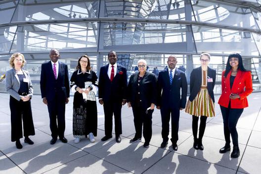 Grünhagen, Freya; Müntefering, Michelle; Mushelenga, Samuel Abraham Peyavali; Witbooi, Lucia; Sitarara, Konrad Muronga; Hennecken Andrade, Tina; Mundjindi, Sylvia Kafili; Katjavivi, Peter Hitjitevi Reichstagsgebäude, Dachterrasse