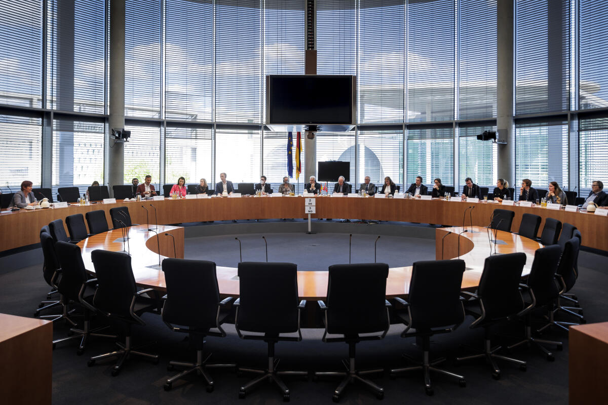  Besuch des norwegischen Arbeits- und Sozialausschusses im Ausschuss für Arbeit und Soziales. Blick in den Saal.