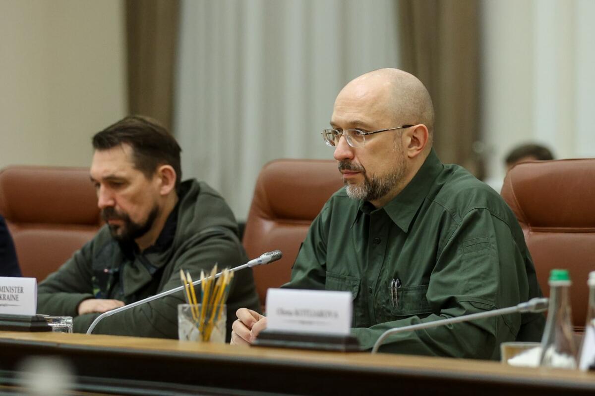 Auf Einladung ihres ukrainischen Amtskollegen Ruslan Stefantschuk reist Bundestagspräsidentin Bärbel Bas, SPD, MdB, nach Kiew, um gemeinsam mit dem Präsidenten der Werchowna Rada den 77. Jahrestag des Kriegsendes zu begehen. Hier im Gespräch mit dem Ministerpräsidenten der Ukraine, Denys Shmyhal (r). Shmyhal, Denys Auf Einladung ihres ukrainischen Amtskollegen Ruslan Stefantschuk reist Bundestagspräsidentin Bärbel Bas, SPD, MdB, nach Kiew, um gemeinsam mit dem Präsidenten der Werchowna Rada den 77. Jahrestag des Kriegsendes zu begehen. Hier im Gespräch mit dem Ministerpräsidenten der Ukraine, Denys Shmyhal (r).