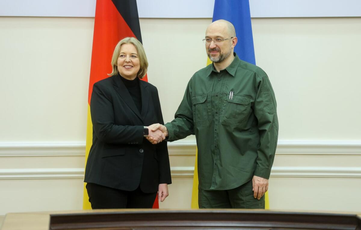Bas, Bärbel; Shmyhal, Denys Auf Einladung ihres ukrainischen Amtskollegen Ruslan Stefantschuk reist Bundestagspräsidentin Bärbel Bas (l), SPD, MdB, nach Kiew, um gemeinsam mit dem Präsidenten der Werchowna Rada den 77. Jahrestag des Kriegsendes zu begehen. Hier im Gespräch mit dem Ministerpräsidenten der Ukraine, Denys Shmyhal (r).