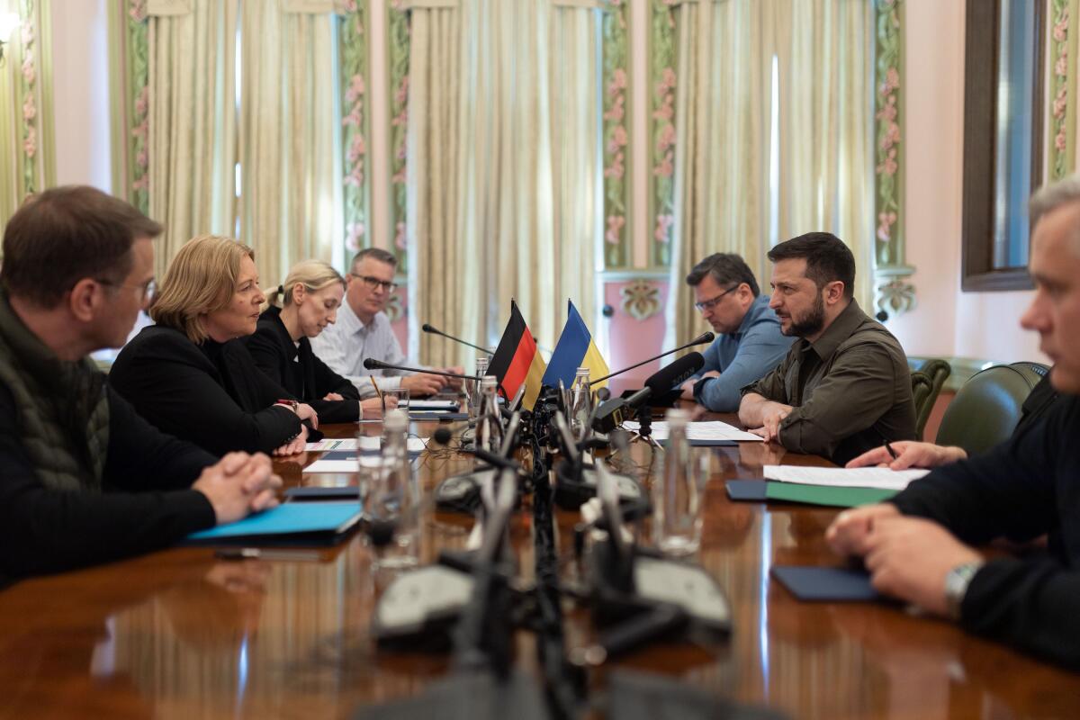 Bas, Bärbel; Selenskyj, Wolodymyr Auf Einladung ihres ukrainischen Amtskollegen Ruslan Stefantschuk reist Bundestagspräsidentin Bärbel Bas (2vl), SPD, MdB, nach Kiew, um gemeinsam mit dem Präsidenten der Werchowna Rada den 77. Jahrestag des Kriegsendes zu begehen. Hier im Gespräch mit dem Präsidenten der Ukraine, Wolodymyr Selenskyj (2vr).