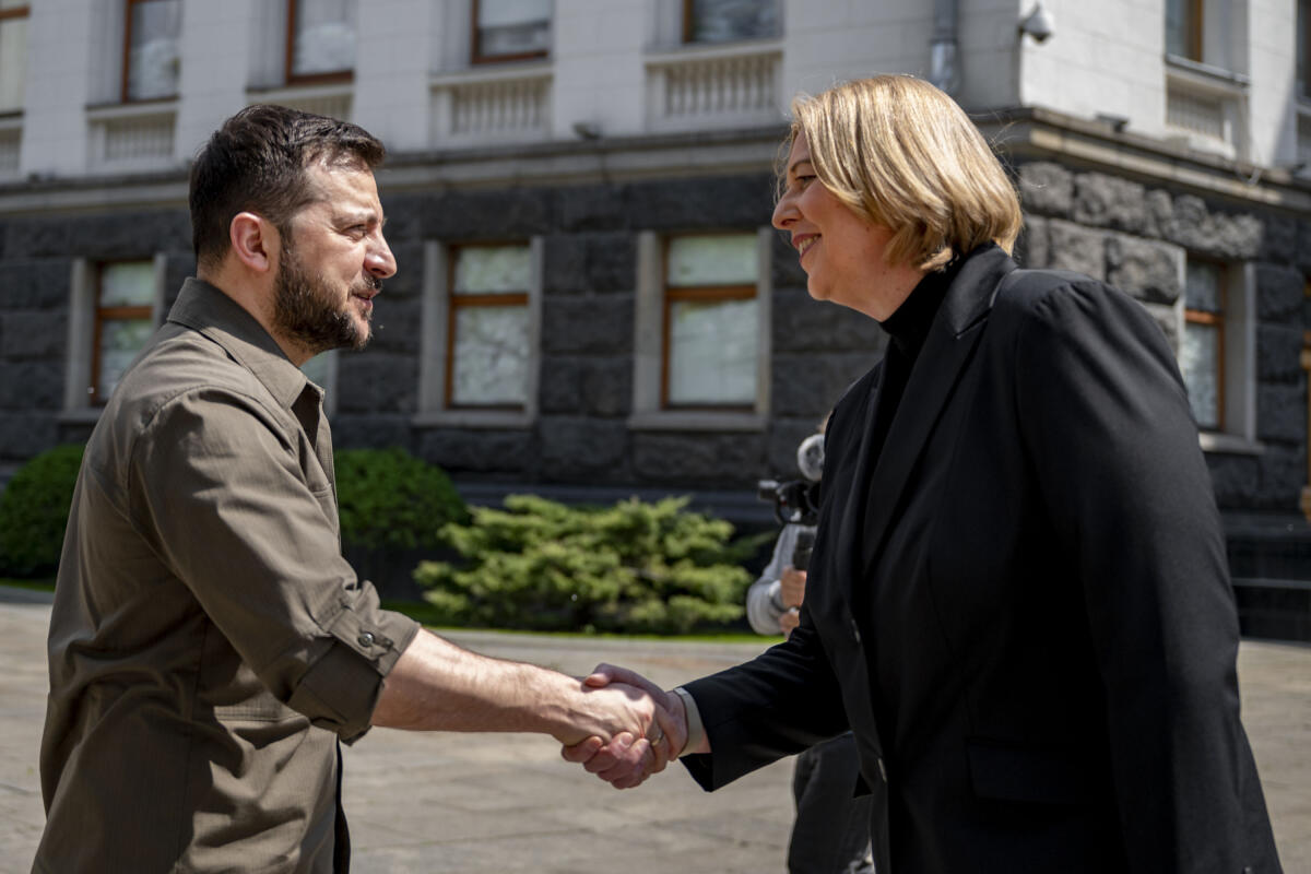 Auf Einladung ihres ukrainischen Amtskollegen Ruslan Stefantschuk reist Bundestagspräsidentin Bärbel Bas (r), SPD, MdB, nach Kiew, um gemeinsam mit dem Präsidenten der Werchowna Rada den 77. Jahrestag des Kriegsendes zu begehen. Hier im Gespräch mit dem Präsidenten der Ukraine, Wolodymyr Selenskyj (l). Bas, Bärbel; Selenskyj, Wolodymyr Auf Einladung ihres ukrainischen Amtskollegen Ruslan Stefantschuk reist Bundestagspräsidentin Bärbel Bas (r), SPD, MdB, nach Kiew, um gemeinsam mit dem Präsidenten der Werchowna Rada den 77. Jahrestag des Kriegsendes zu begehen. Hier im Gespräch mit dem Präsidenten der Ukraine, Wolodymyr Selenskyj (l).