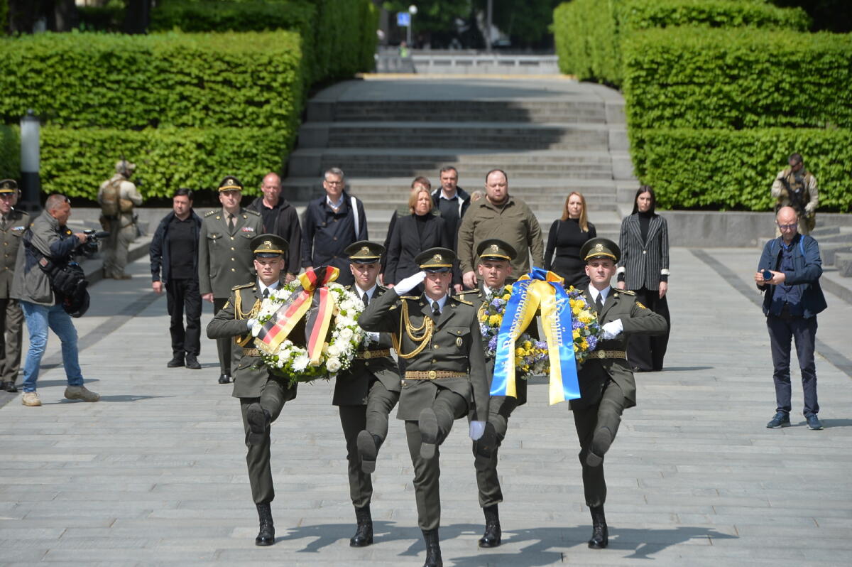  Auf Einladung ihres ukrainischen Amtskollegen Ruslan Stefantschuk reist Bundestagspräsidentin Bärbel Bas, SPD, MdB, nach Kiew, um gemeinsam mit dem Präsidenten der Werchowna Rada den 77. Jahrestag des Kriegsendes zu begehen. Hier bei der Kranzniederlegung am Grabmal des Unbekannten Soldaten.