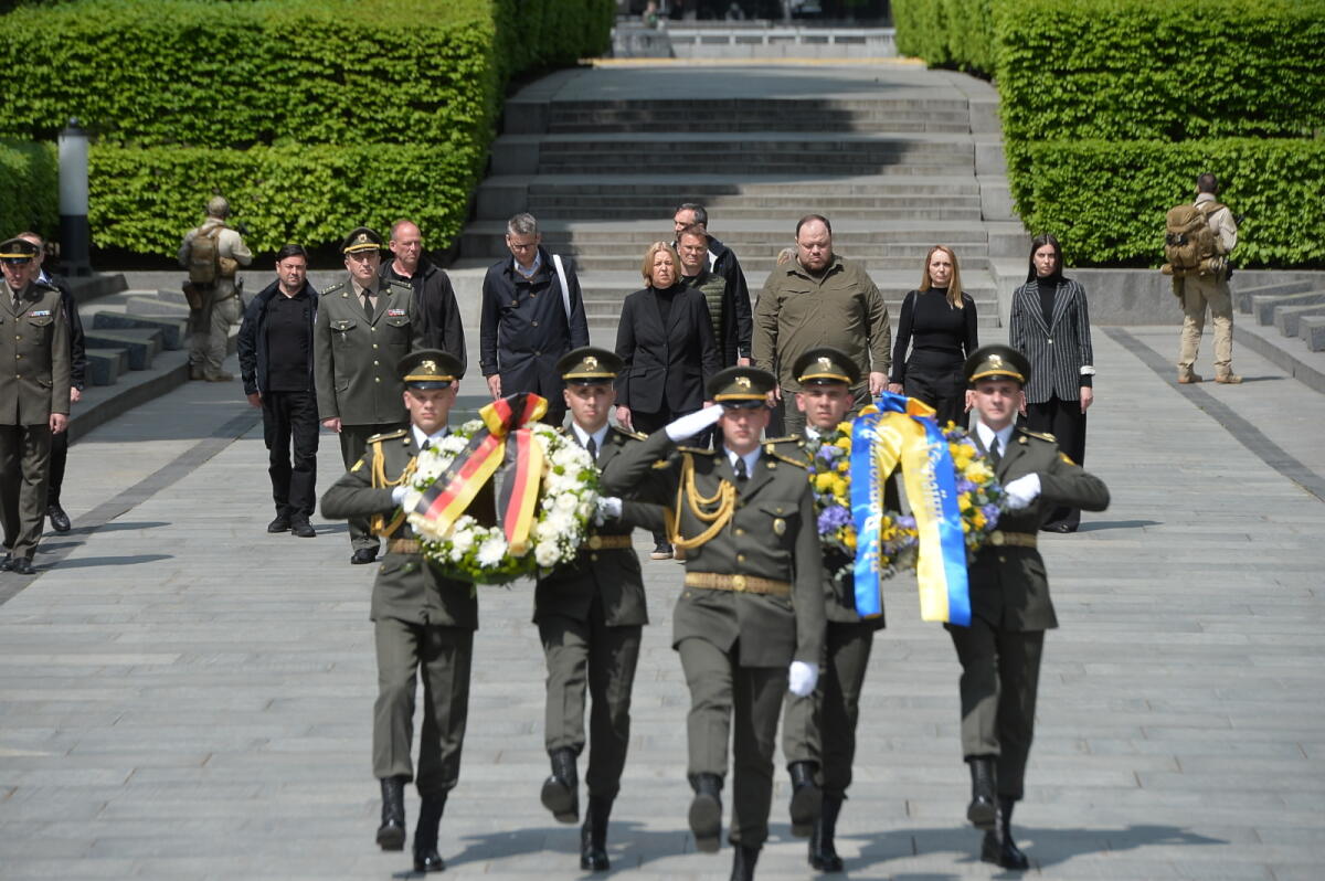 Auf Einladung ihres ukrainischen Amtskollegen Ruslan Stefantschuk reist Bundestagspräsidentin Bärbel Bas, SPD, MdB, nach Kiew, um gemeinsam mit dem Präsidenten der Werchowna Rada den 77. Jahrestag des Kriegsendes zu begehen. Hier bei der Kranzniederlegung am Grabmal des Unbekannten Soldaten. Auf Einladung ihres ukrainischen Amtskollegen Ruslan Stefantschuk reist Bundestagspräsidentin Bärbel Bas, SPD, MdB, nach Kiew, um gemeinsam mit dem Präsidenten der Werchowna Rada den 77. Jahrestag des Kriegsendes zu begehen. Hier bei der Kranzniederlegung am Grabmal des Unbekannten Soldaten.