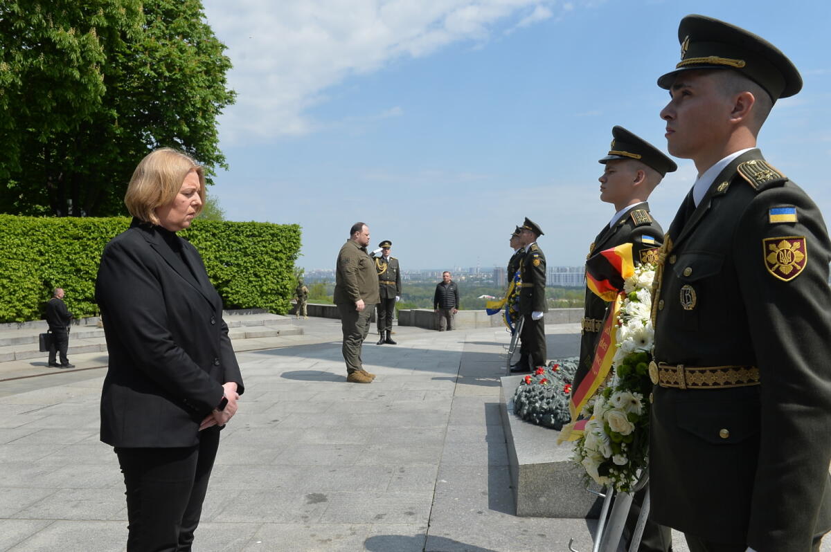 Auf Einladung ihres ukrainischen Amtskollegen Ruslan Stefantschuk (2vl) reist Bundestagspräsidentin Bärbel Bas (l), SPD, MdB, nach Kiew, um gemeinsam mit dem Präsidenten der Werchowna Rada den 77. Jahrestag des Kriegsendes zu begehen. Hier bei der Kranzniederlegung am Grabmal des Unbekannten Soldaten. Bas, Bärbel; Stefantschuk, Ruslan Auf Einladung ihres ukrainischen Amtskollegen Ruslan Stefantschuk (2vl) reist Bundestagspräsidentin Bärbel Bas (l), SPD, MdB, nach Kiew, um gemeinsam mit dem Präsidenten der Werchowna Rada den 77. Jahrestag des Kriegsendes zu begehen. Hier bei der Kranzniederlegung am Grabmal des Unbekannten Soldaten.