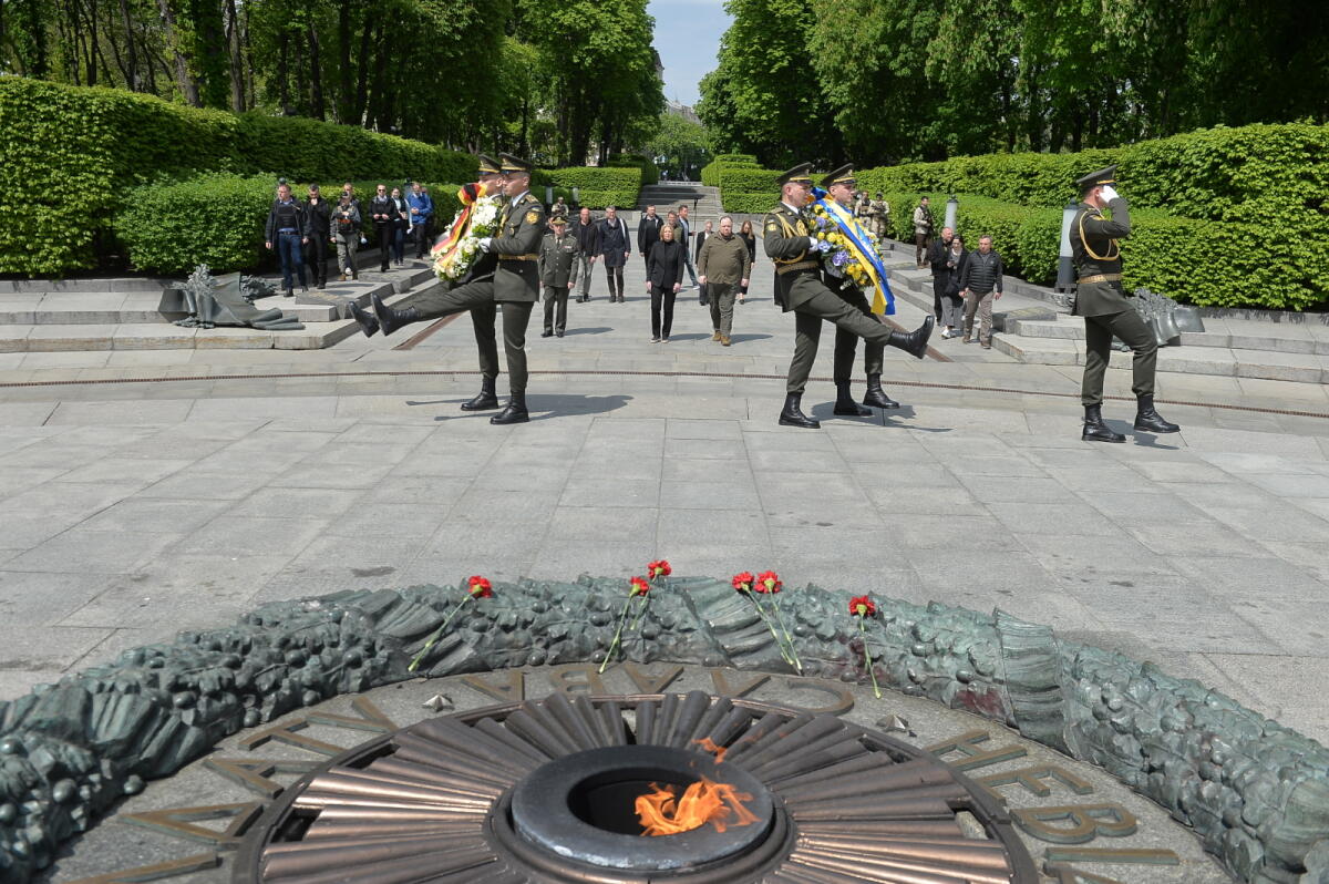 Auf Einladung ihres ukrainischen Amtskollegen Ruslan Stefantschuk reist Bundestagspräsidentin Bärbel Bas, SPD, MdB, nach Kiew, um gemeinsam mit dem Präsidenten der Werchowna Rada den 77. Jahrestag des Kriegsendes zu begehen. Hier bei der Kranzniederlegung am Grabmal des Unbekannten Soldaten. Auf Einladung ihres ukrainischen Amtskollegen Ruslan Stefantschuk reist Bundestagspräsidentin Bärbel Bas, SPD, MdB, nach Kiew, um gemeinsam mit dem Präsidenten der Werchowna Rada den 77. Jahrestag des Kriegsendes zu begehen. Hier bei der Kranzniederlegung am Grabmal des Unbekannten Soldaten.