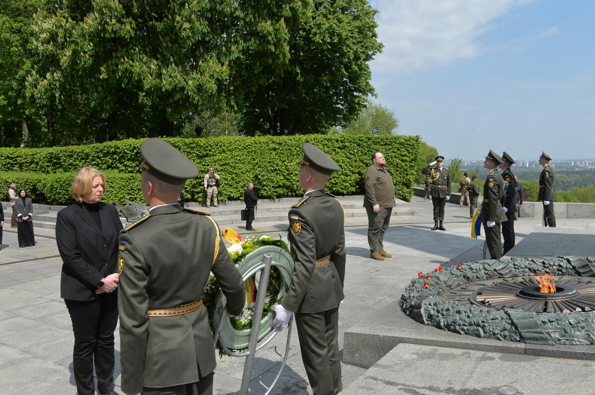 Auf Einladung ihres ukrainischen Amtskollegen Ruslan Stefantschuk (m) reist Bundestagspräsidentin Bärbel Bas (l), SPD, MdB, nach Kiew, um gemeinsam mit dem Präsidenten der Werchowna Rada den 77. Jahrestag des Kriegsendes zu begehen. Hier bei der Kranzniederlegung am Grabmal des Unbekannten Soldaten. Bas, Bärbel; Stefantschuk, Ruslan Auf Einladung ihres ukrainischen Amtskollegen Ruslan Stefantschuk (m) reist Bundestagspräsidentin Bärbel Bas (l), SPD, MdB, nach Kiew, um gemeinsam mit dem Präsidenten der Werchowna Rada den 77. Jahrestag des Kriegsendes zu begehen. Hier bei der Kranzniederlegung am Grabmal des Unbekannten Soldaten.