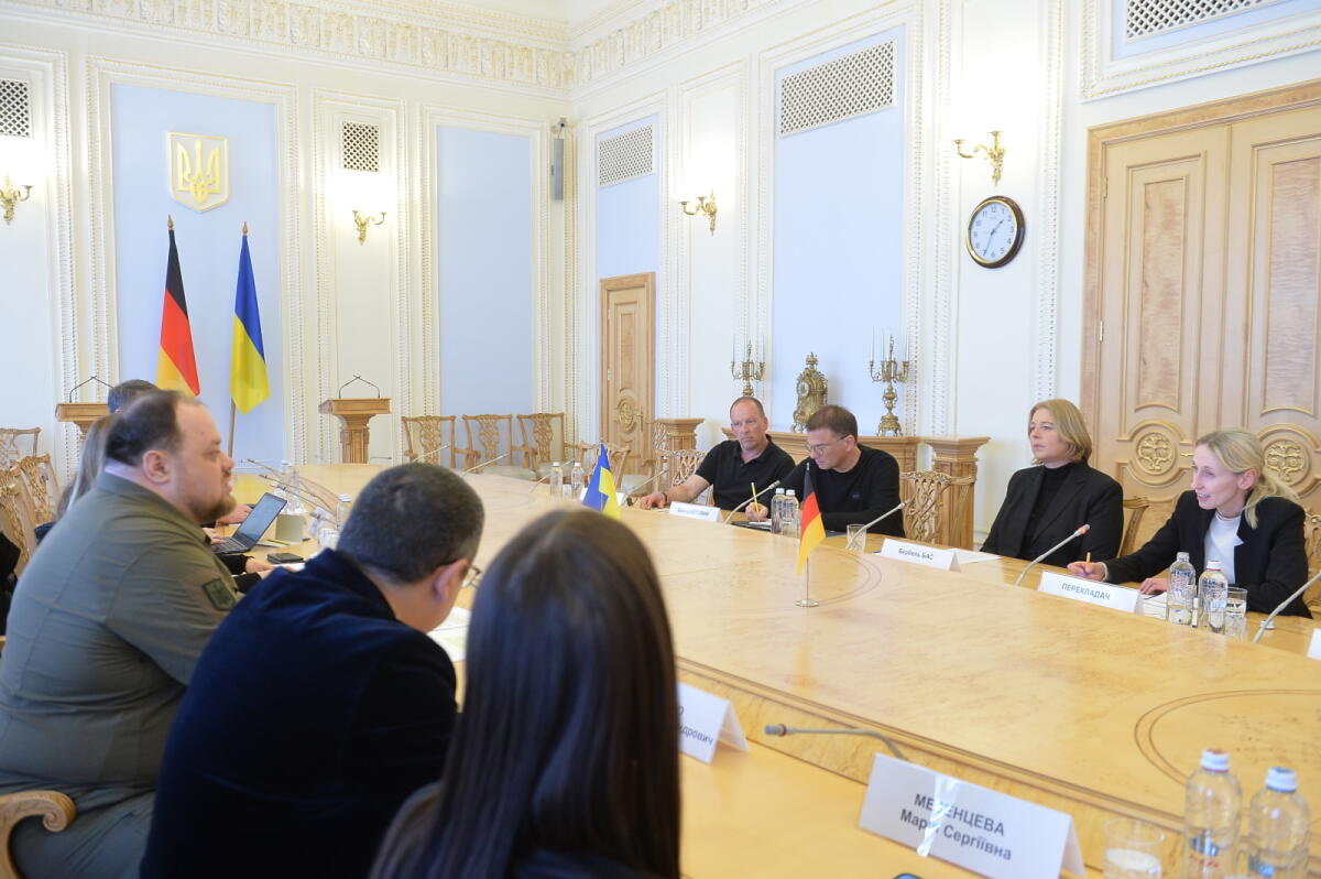 Bas, Bärbel Auf Einladung ihres ukrainischen Amtskollegen Ruslan Stefantschuk reist Bundestagspräsidentin Bärbel Bas (2vr), SPD, MdB, nach Kiew, um gemeinsam mit dem Präsidenten der Werchowna Rada den 77. Jahrestag des Kriegsendes zu begehen. Hier im Gespräch mit dem Präsidenten der Werchowna Rada, Ruslan Stefantschuk.