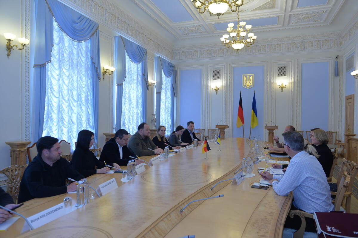 Stefantschuk, Ruslan Auf Einladung ihres ukrainischen Amtskollegen Ruslan Stefantschuk reist Bundestagspräsidentin Bärbel Bas, SPD, MdB, nach Kiew, um gemeinsam mit dem Präsidenten der Werchowna Rada den 77. Jahrestag des Kriegsendes zu begehen. Hier im Gespräch mit dem Präsidenten der Werchowna Rada, Ruslan Stefantschuk (4vl).