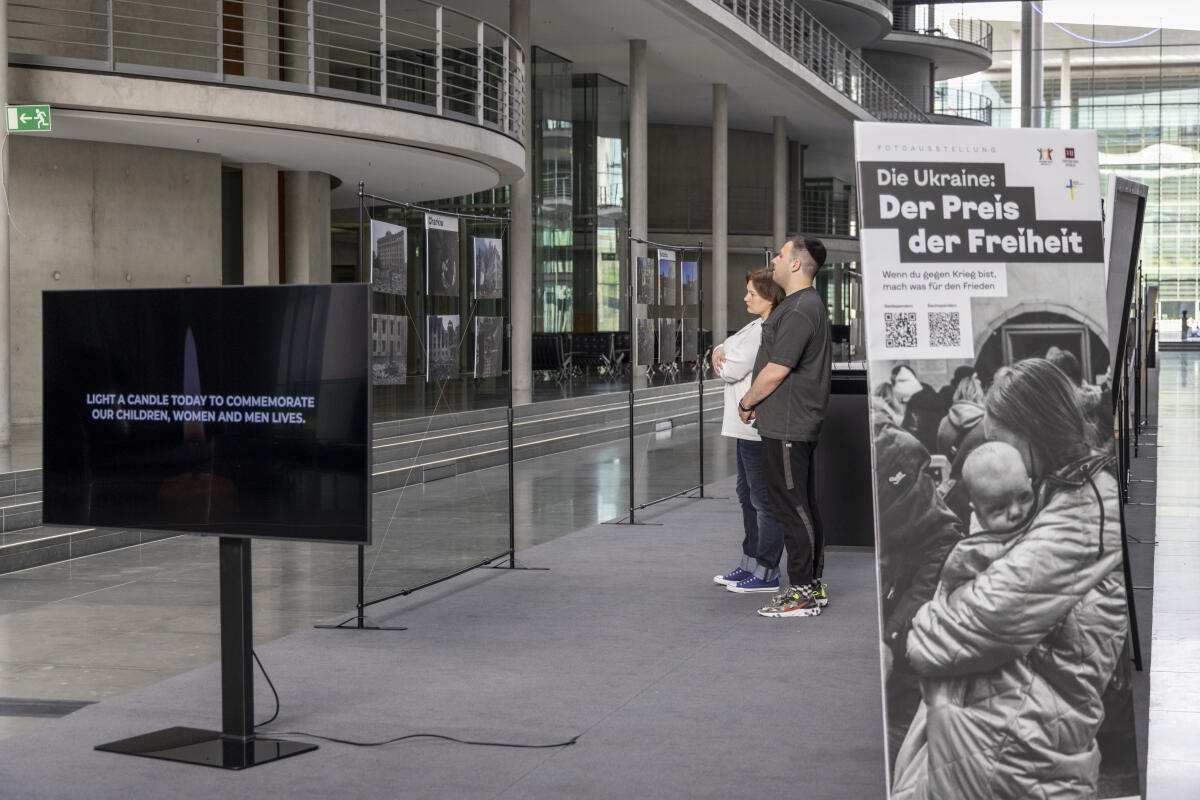  Der Deutsche Bundestag zeigt ab 11. Mai 2022, neun Tage die Fotoausstellung "Die Ukraine: Der Preis der Freiheit" der ukrainischen Botschaft in Berlin, über die aktuelle Lage der Ukraine im gegenwärtigen Krieg. Bundestagspräsidentin Bärbel Bas, SPD, hat damit einer Bitte des ukrainischen Parlaments, der Werchowna Rada, Herrn Rusian Oleksiiovych Stefantschuk, entsprochen. Die Ausstellung wird von der Ukraine-Hilfe Berlin e.V. und der Ukrainischen Orthodoxen Kirchengemeinde e.V. (Berlin) kuratiert und von der Botschaft der Ukraine in Berlin präsentiert.; Blick in die Ausstellung.; 