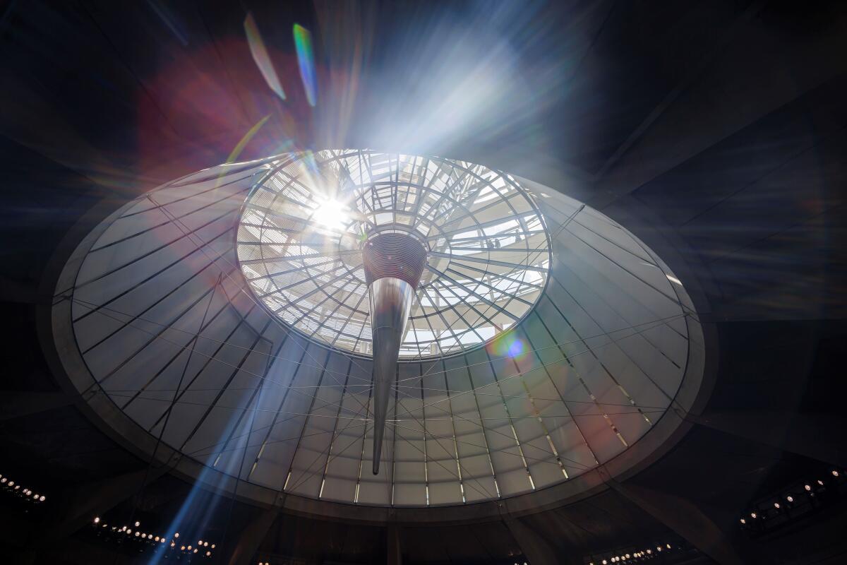 Die Sonne spiegelt sich in der Kuppel des Reichstages am 28.04.2022. Bei einem genaueren Blick erkennt man einige Personen auf der Kuppel. Die Sonne spiegelt sich in der Kuppel des Reichstages am 28.04.2022. Bei einem genaueren Blick erkennt man einige Personen auf der Kuppel.