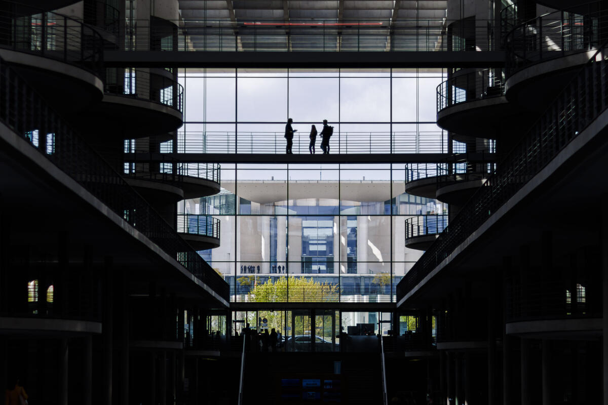 Personen unterhalten sich auf einer Hallenbrücke im Paul-Löbe-Haus am 28.04.2022. Im Hintergrund sind einige Personen auf der Terrasse des Kanzleramts zu sehen Personen unterhalten sich auf einer Hallenbrücke im Paul-Löbe-Haus am 28.04.2022. Im Hintergrund sind einige Personen auf der Terrasse des Kanzleramts zu sehen