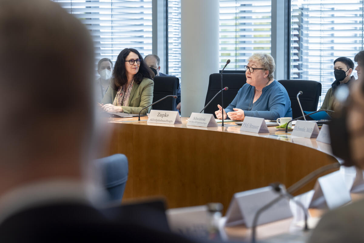 SED-Opferbeauftragte beim Deutschen Bundestag, Evelyn Zupke (r), zu Gast im Rechtsausschuss unter Leitung der Vorsitzenden Elisabeth Winkelmeier-Becker (l), CDU/CSU, MdB. Zupke, Evelyn; Winkelmeier-Becker, Elisabeth SED-Opferbeauftragte beim Deutschen Bundestag, Evelyn Zupke (r), zu Gast im Rechtsausschuss unter Leitung der Vorsitzenden Elisabeth Winkelmeier-Becker (l), CDU/CSU, MdB.