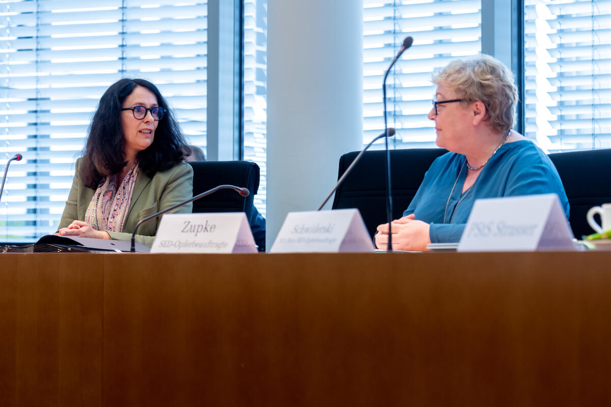 SED-Opferbeauftragte beim Deutschen Bundestag, Evelyn Zupke (r), zu Gast im Rechtsausschuss unter Leitung der Vorsitzenden Elisabeth Winkelmeier-Becker (l), CDU/CSU, MdB. Zupke, Evelyn; Winkelmeier-Becker, Elisabeth SED-Opferbeauftragte beim Deutschen Bundestag, Evelyn Zupke (r), zu Gast im Rechtsausschuss unter Leitung der Vorsitzenden Elisabeth Winkelmeier-Becker (l), CDU/CSU, MdB.