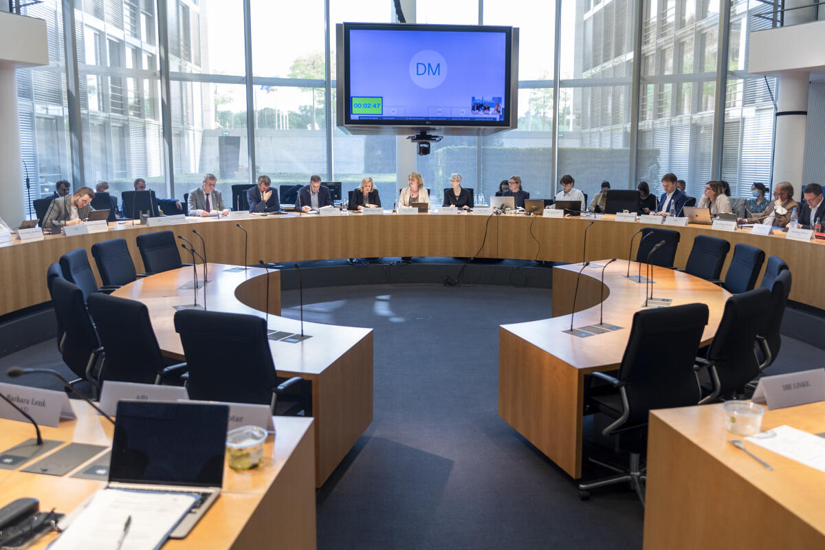 Bundesministerin des Innern und für Heimat Nancy Faeser, SPD, MdB, zu Gast im Ausschuss für Digitales unter Leitung der Vorsitzenden Tabea Rößner, Bündnis 90/Die Grünen, MdB. Blick in den Saal. Bundesministerin des Innern und für Heimat Nancy Faeser, SPD, MdB, zu Gast im Ausschuss für Digitales unter Leitung der Vorsitzenden Tabea Rößner, Bündnis 90/Die Grünen, MdB. Blick in den Saal.