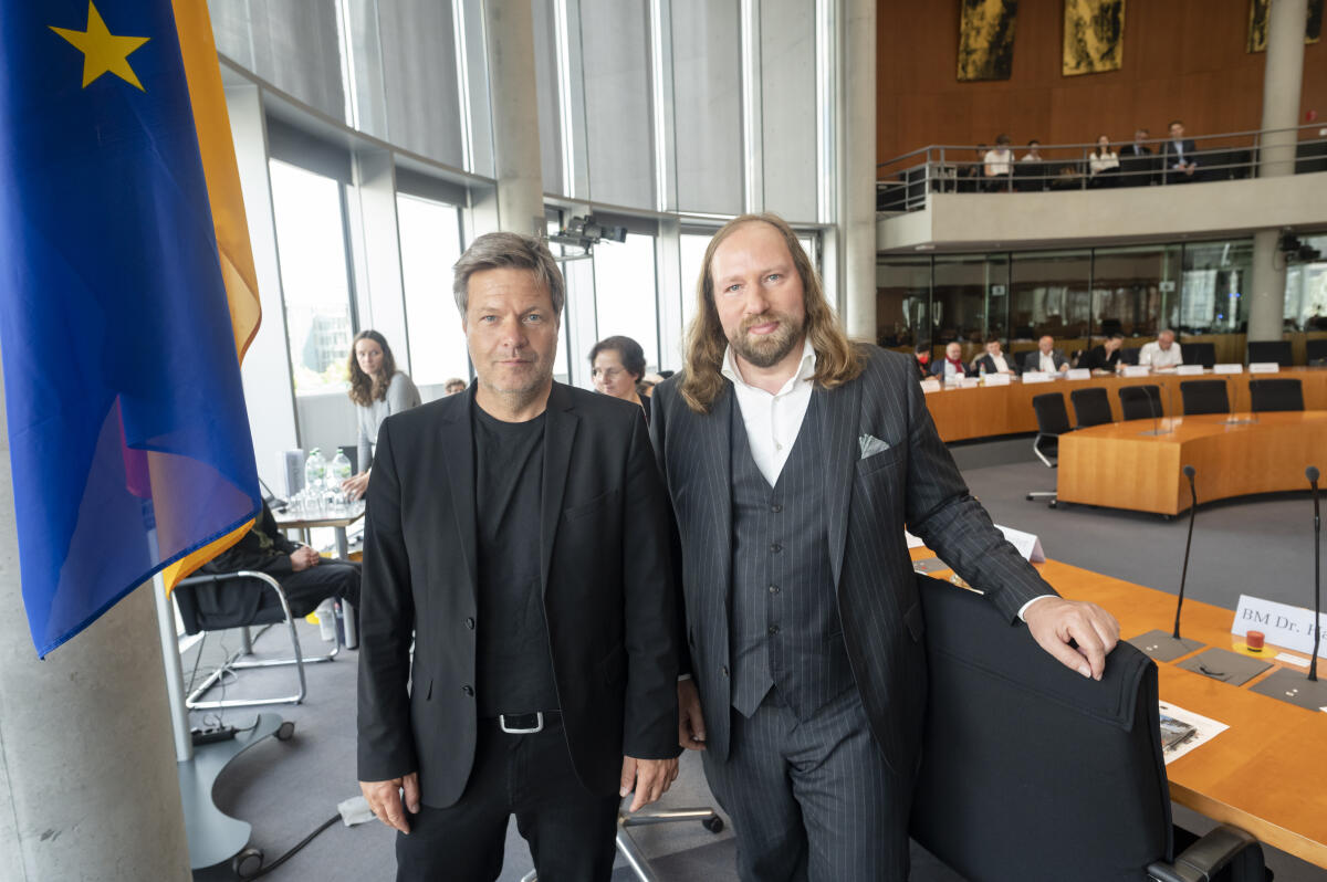Bundesminister für Wirtschaft und Energie Dr. Robert Habeck (l), Bündnis 90/Die Grünen, MdB, zu Gast im Ausschuss für die Angelegenheiten der Europäischen Union unter Leitung des Vorsitzenden Dr. Anton Hofreiter (r), Bündnis 90/Die Grünen, MdB. Hofreiter, Anton; Habeck, Robert Bundesminister für Wirtschaft und Energie Dr. Robert Habeck (l), Bündnis 90/Die Grünen, MdB, zu Gast im Ausschuss für die Angelegenheiten der Europäischen Union unter Leitung des Vorsitzenden Dr. Anton Hofreiter (r), Bündnis 90/Die Grünen, MdB.