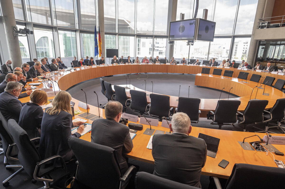 Bundesminister für Wirtschaft und Energie Dr. Robert Habeck, Bündnis 90/Die Grünen, MdB, zu Gast im Ausschuss für die Angelegenheiten der Europäischen Union unter Leitung des Vorsitzenden Dr. Anton Hofreiter, Bündnis 90/Die Grünen, MdB. Blick in den Saal. Bundesminister für Wirtschaft und Energie Dr. Robert Habeck, Bündnis 90/Die Grünen, MdB, zu Gast im Ausschuss für die Angelegenheiten der Europäischen Union unter Leitung des Vorsitzenden Dr. Anton Hofreiter, Bündnis 90/Die Grünen, MdB. Blick in den Saal.