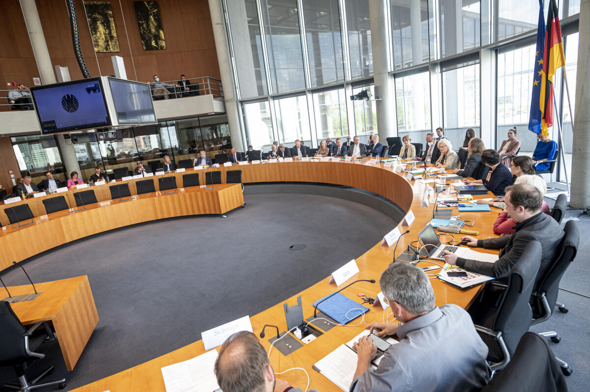 Bundesministerin der Verteidigung Christine Lambrecht, SPD, MdB, zu Gast im Ausschuss für die Angelegenheiten der Europäischen Union unter Leitung des Vorsitzenden Dr. Anton Hofreiter, Bündnis 90/Die Grünen, MdB. Blick in den Saal. Bundesministerin der Verteidigung Christine Lambrecht, SPD, MdB, zu Gast im Ausschuss für die Angelegenheiten der Europäischen Union unter Leitung des Vorsitzenden Dr. Anton Hofreiter, Bündnis 90/Die Grünen, MdB. Blick in den Saal.