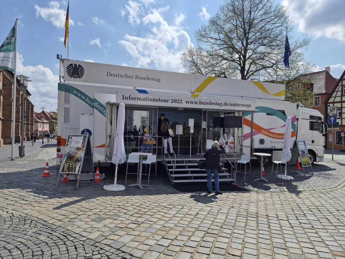  Das Infomobil des Deutschen Bundestages auf dem Martin-Luther-Platz in Schwabach. 