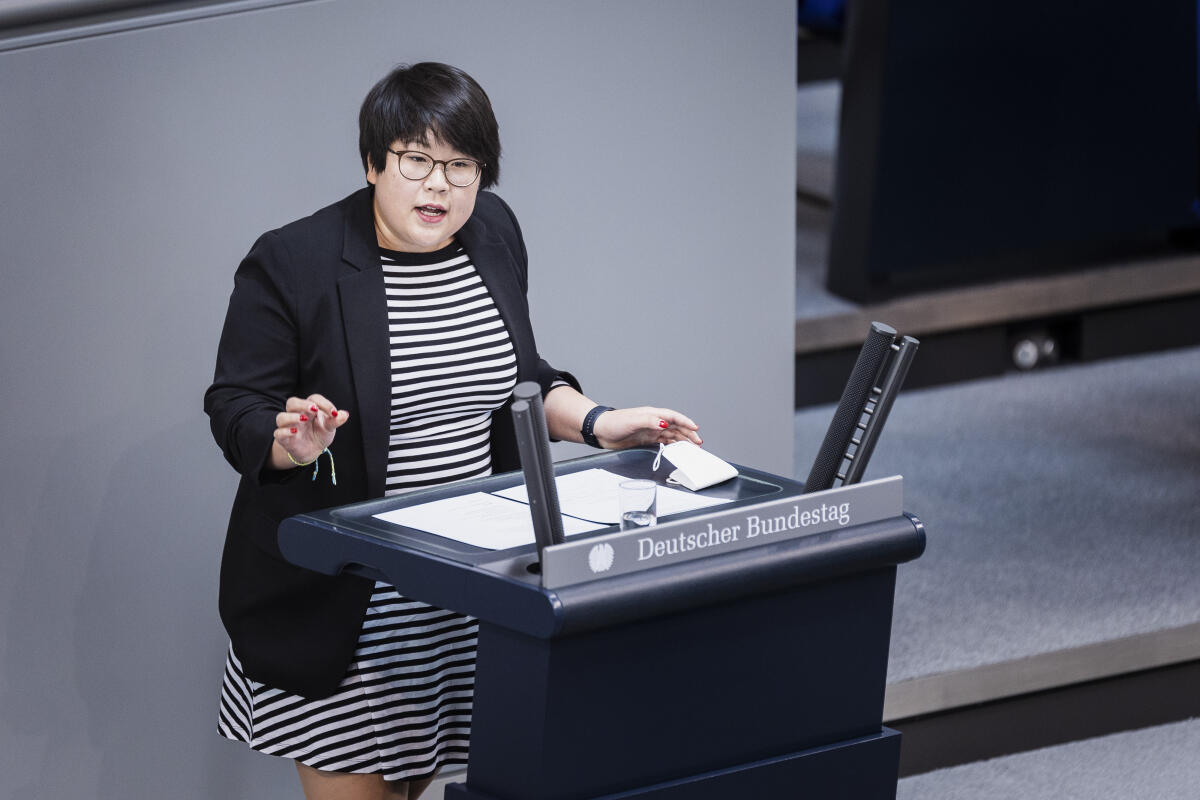 Ye-One Rhie, SPD, MdB, hält eine Rede zu TOP 9 "Änderung des Bundesausbildungsförderungsgesetzes" im Plenum. Rhie, Ye-One Ye-One Rhie, SPD, MdB, hält eine Rede zu TOP 9 "Änderung des Bundesausbildungsförderungsgesetzes" im Plenum.