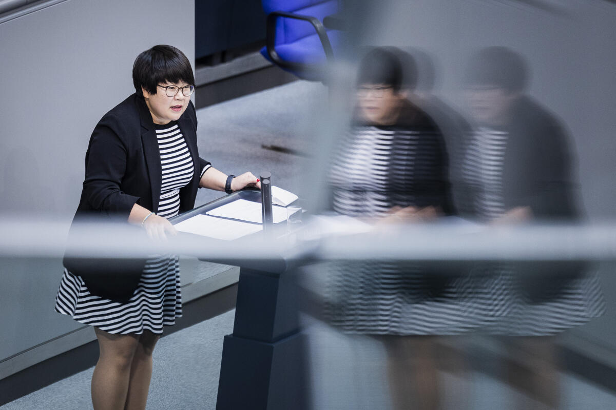 Ye-One Rhie, SPD, MdB, hält eine Rede zu TOP 9 "Änderung des Bundesausbildungsförderungsgesetzes" im Plenum. Rhie, Ye-One Ye-One Rhie, SPD, MdB, hält eine Rede zu TOP 9 "Änderung des Bundesausbildungsförderungsgesetzes" im Plenum.