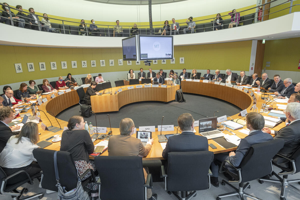 Blick in den Sitzungssaal während der Sitzung des Ausschusses für Bildung, Forschung und Technikfolgenabschätzung unter Leitung des Vorsitzenden Kai Gehring, Bündnis 90/Die Grünen, MdB. Blick in den Sitzungssaal während der Sitzung des Ausschusses für Bildung, Forschung und Technikfolgenabschätzung unter Leitung des Vorsitzenden Kai Gehring, Bündnis 90/Die Grünen, MdB.