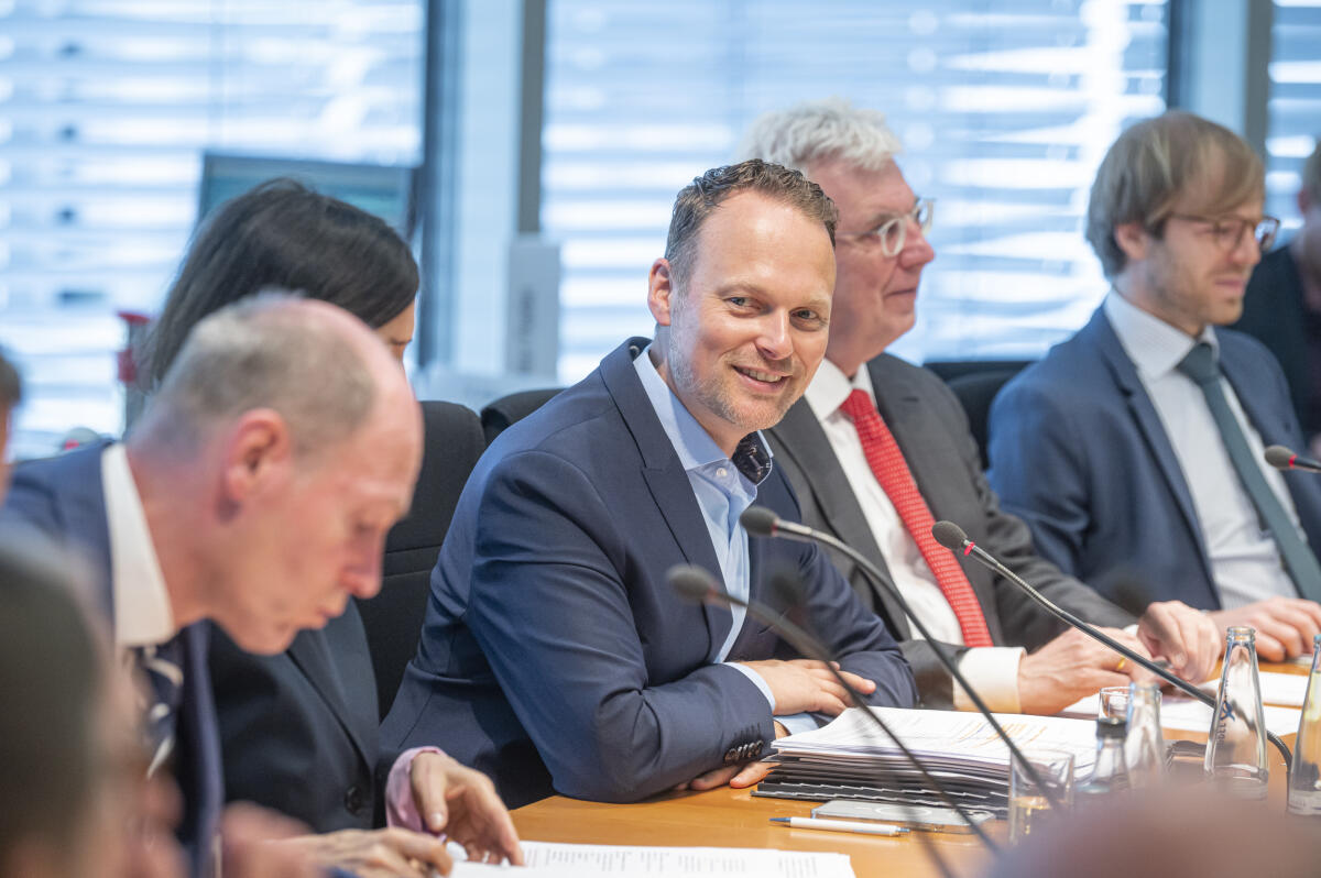 Ausschussvorsitzender Kai Gehring, Bündnis 90/Die Grünen, MdB, (3. von rechts), während der Sitzung des Ausschusses für Bildung, Forschung und Technikfolgenabschätzung. Gehring, Kai Ausschussvorsitzender Kai Gehring, Bündnis 90/Die Grünen, MdB, (3. von rechts), während der Sitzung des Ausschusses für Bildung, Forschung und Technikfolgenabschätzung.