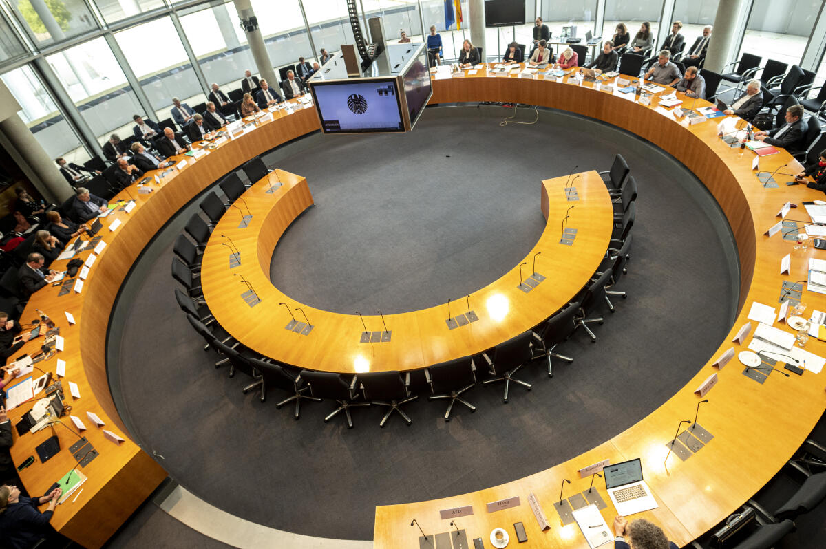 Sitzung des Ausschusses für die Angelegenheiten der Europäischen Union im Sitzungssaal im Paul-Löbe-Haus. Sitzung des Ausschusses für die Angelegenheiten der Europäischen Union im Sitzungssaal im Paul-Löbe-Haus.