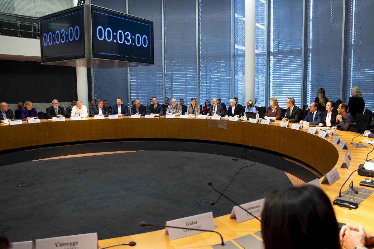  Bundeskanzler Olaf Scholz, SPD, MdB, zu Gast im Verteidigungsausschuss unter Leitung der Vorsitzenden Dr. Marie-Agnes Strack-Zimmermann, FDP, MdB. Blick in den Saal.