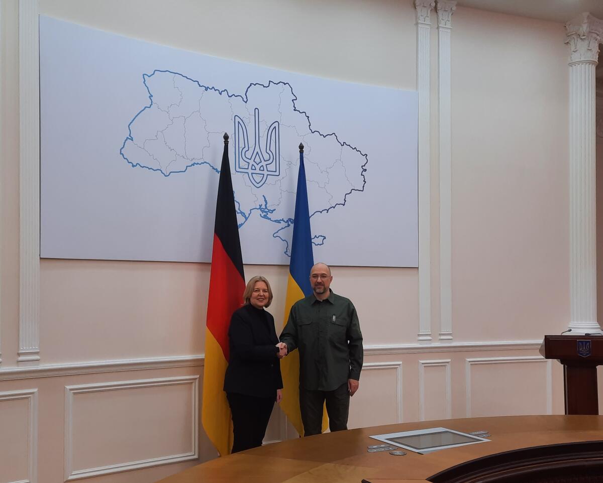 Auf Einladung ihres ukrainischen Amtskollegen Ruslan Stefantschuk reist Bundestagspräsidentin Bärbel Bas (l), SPD, MdB, nach Kiew, um gemeinsam mit dem Präsidenten der Werchowna Rada den 77. Jahrestag des Kriegsendes zu begehen. Hier im Gespräch mit dem Ministerpräsidenten der Ukraine, Denys Shmyhal (r). Bas, Bärbel; Shmyhal, Denys Auf Einladung ihres ukrainischen Amtskollegen Ruslan Stefantschuk reist Bundestagspräsidentin Bärbel Bas (l), SPD, MdB, nach Kiew, um gemeinsam mit dem Präsidenten der Werchowna Rada den 77. Jahrestag des Kriegsendes zu begehen. Hier im Gespräch mit dem Ministerpräsidenten der Ukraine, Denys Shmyhal (r).