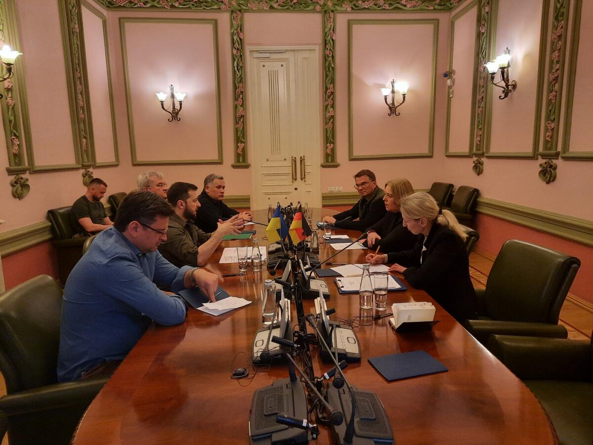  Auf Einladung ihres ukrainischen Amtskollegen Ruslan Stefantschuk reist Bundestagspräsidentin Bärbel Bas, SPD, MdB, nach Kiew, um gemeinsam mit dem Präsidenten der Werchowna Rada den 77. Jahrestag des Kriegsendes zu begehen. Hier im Gespräch mit dem Präsidenten der Ukraine, Wolodymyr Selenskyj.