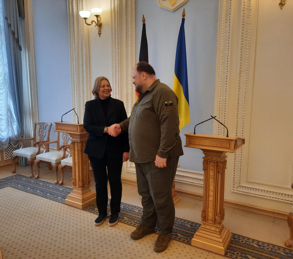 Auf Einladung ihres ukrainischen Amtskollegen Ruslan Stefantschuk reist Bundestagspräsidentin Bärbel Bas (l), SPD, MdB, nach Kiew, um gemeinsam mit dem Präsidenten der Werchowna Rada den 77. Jahrestag des Kriegsendes zu begehen. Hier mit dem Präsidenten der Werchowna Rada, Ruslan Stefantschuk (r). Bas, Bärbel; Stefantschuk, Ruslan Auf Einladung ihres ukrainischen Amtskollegen Ruslan Stefantschuk reist Bundestagspräsidentin Bärbel Bas (l), SPD, MdB, nach Kiew, um gemeinsam mit dem Präsidenten der Werchowna Rada den 77. Jahrestag des Kriegsendes zu begehen. Hier mit dem Präsidenten der Werchowna Rada, Ruslan Stefantschuk (r).