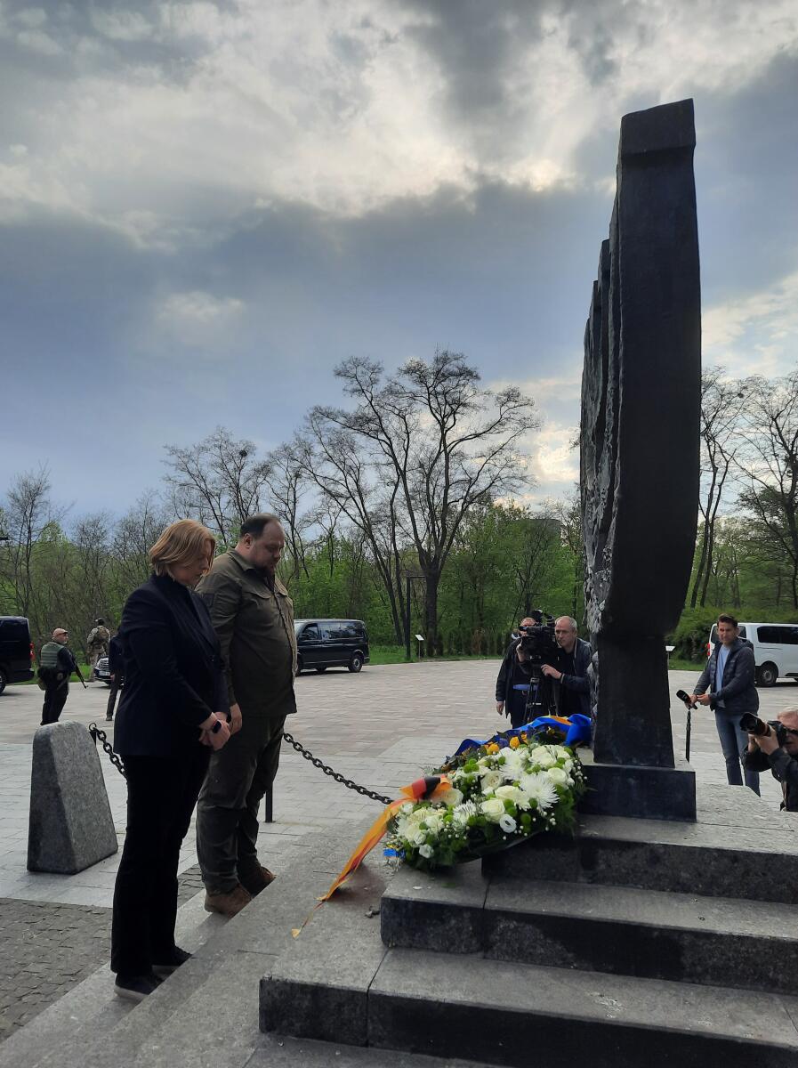 Bas, Bärbel; Stefantschuk, Ruslan Auf Einladung ihres ukrainischen Amtskollegen Ruslan Stefantschuk reist Bundestagspräsidentin Bärbel Bas, SPD, MdB, nach Kiew, um gemeinsam mit dem Präsidenten der Werchowna Rada den 77. Jahrestag des Kriegsendes zu begehen. Hier bei der Kranzniederlegung in Babyn Jar.