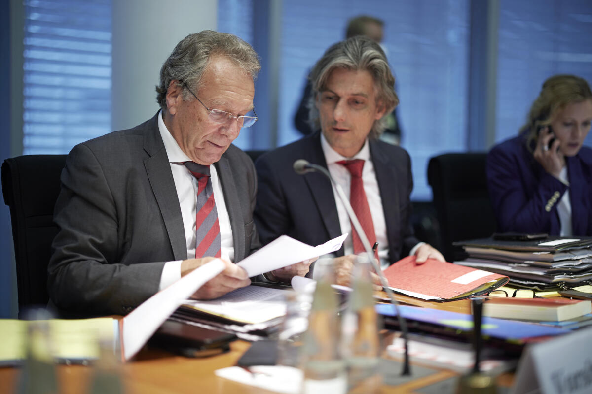 Vorsitzender des Ausschusses für Klimaschutz und Energie, DIE LINKE, MdB, (links) im Gespräch mit Harald Georgii, Leiter des Sekretariats Klimaschutz und Energie vor der Sitzung des Ausschusses für Klimaschutz und Energie im Sitzungssaal im Paul-Löbe-Haus. Ernst, Klaus Vorsitzender des Ausschusses für Klimaschutz und Energie, DIE LINKE, MdB, (links) im Gespräch mit Harald Georgii, Leiter des Sekretariats Klimaschutz und Energie vor der Sitzung des Ausschusses für Klimaschutz und Energie im Sitzungssaal im Paul-Löbe-Haus.