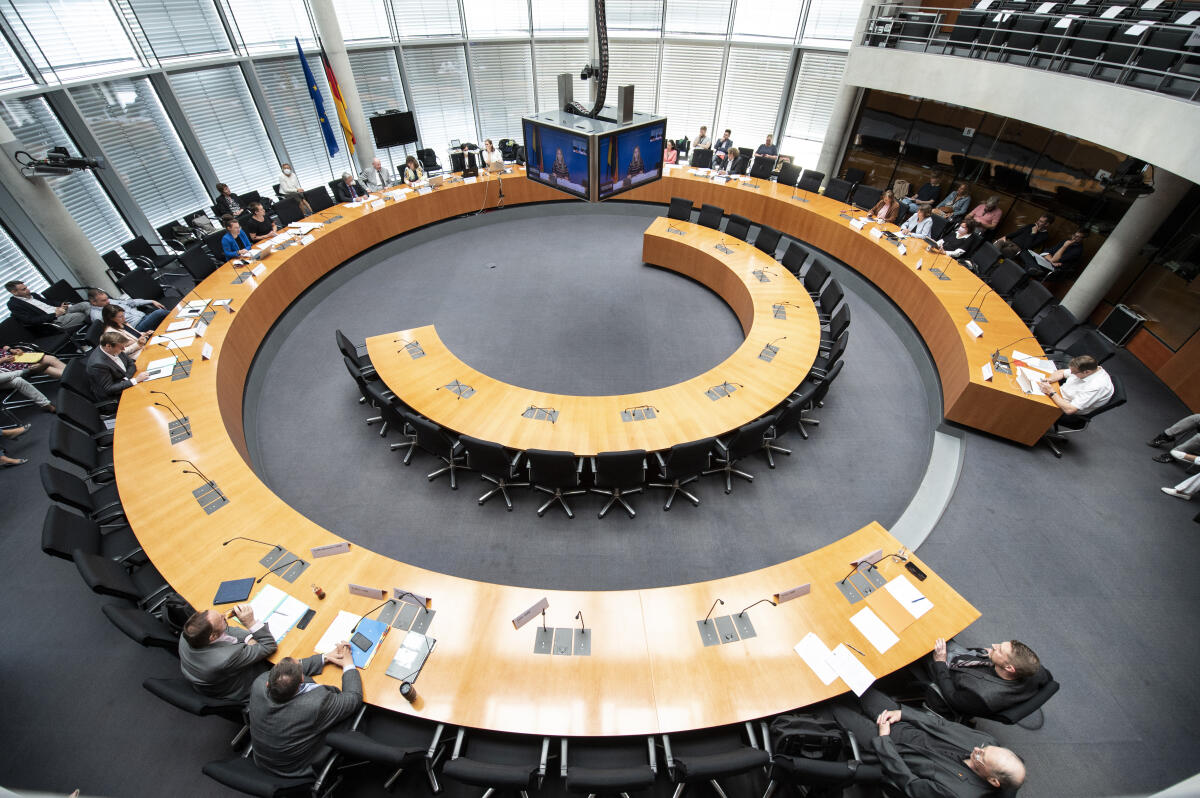 Blick in den Sitzungssaal bei der Video-Übertragung von Daniela Kluckert, FDP, MdB, Parlamentarische Staatssekretärin im Bundesministerium für Digitales und Verkehr, (auf dem Monitor), während der 15. Sitzung des Petitionsausschusses zum Tagesordnungspunkt 1 der Petition "Energetische Unabhängigkeit von Russland und Mobilitätswende". Kluckert, Daniela Blick in den Sitzungssaal bei der Video-Übertragung von Daniela Kluckert, FDP, MdB, Parlamentarische Staatssekretärin im Bundesministerium für Digitales und Verkehr, (auf dem Monitor), während der 15. Sitzung des Petitionsausschusses zum Tagesordnungspunkt 1 der Petition "Energetische Unabhängigkeit von Russland und Mobilitätswende".