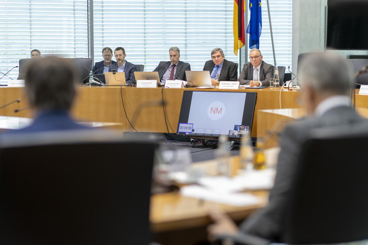 Vorsitzender Udo Schiefner, SPD, MdB, (re), spricht während der öffentlichen Anhörung des Verkehrsausschusses im Sitzungssaal im Marie-Elisabeth-Lüders-Haus. Vorsitzender Udo Schiefner, SPD, MdB, (re), spricht während der öffentlichen Anhörung des Verkehrsausschusses im Sitzungssaal im Marie-Elisabeth-Lüders-Haus.