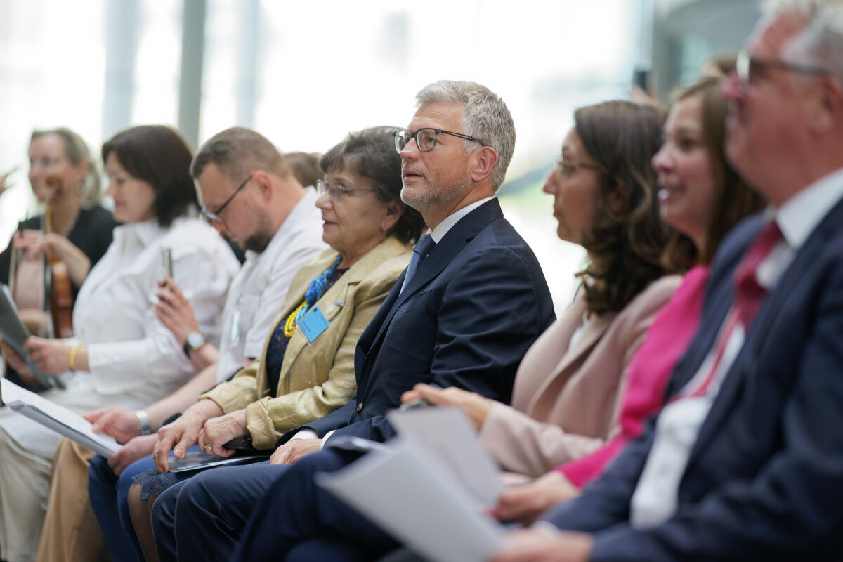 Melnyk, Andrij Botschafter der Ukraine in Deutschland, Andrij Melnyk, sitzt im Publikum während der Begleitveranstaltung zur Ausstellung „Die Ukraine: Der Preis der Freiheit". 