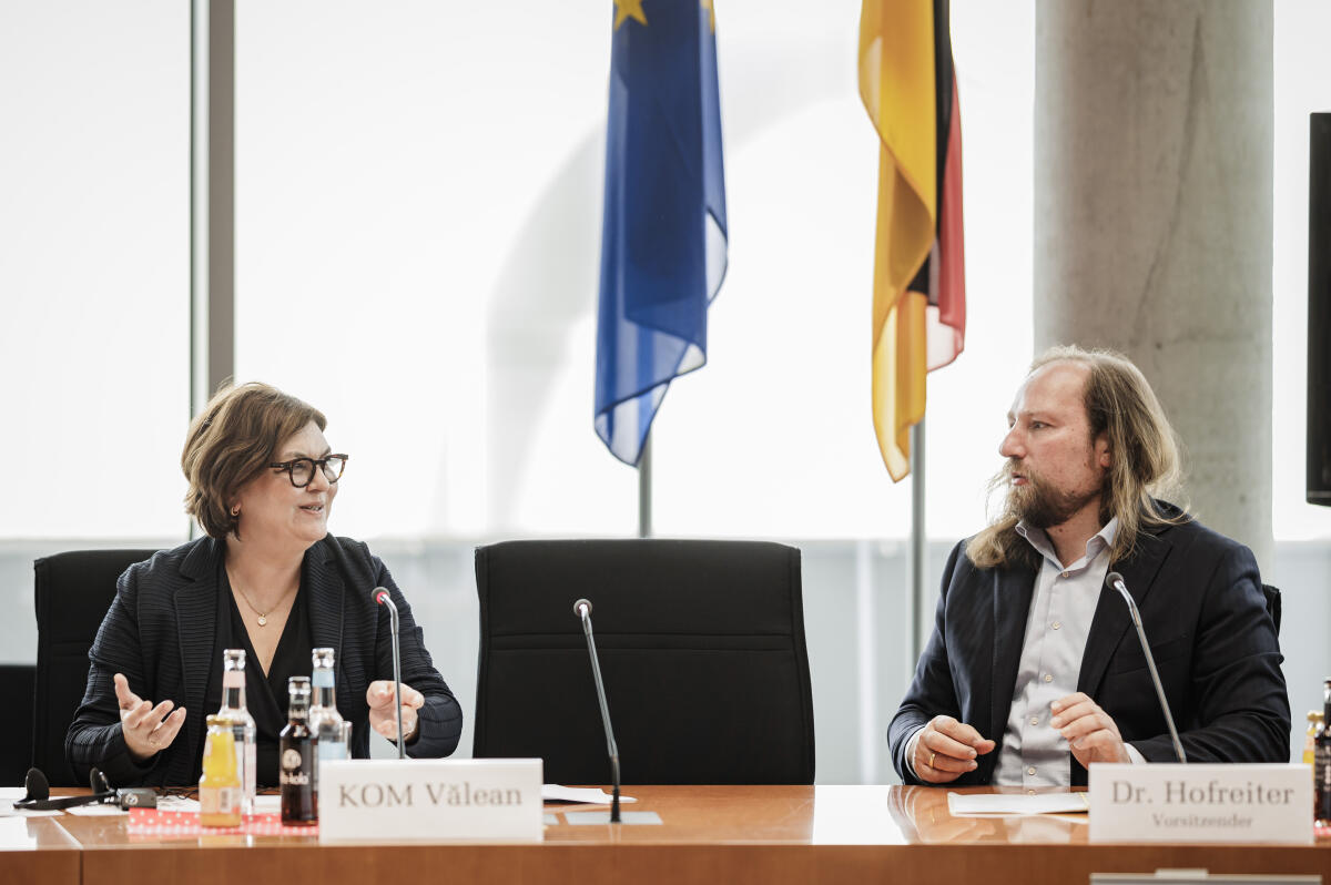 EU-Kommissarin für Verkehr, Adina Vălean (l), zu Gast im Ausschuss für die Angelegenheiten der Europäischen Union unter Leitung des Vorsitzenden Dr. Anton Hofreiter (r), Bündnis 90/Die Grünen, MdB. Vălean, Adina; Hofreiter, Anton EU-Kommissarin für Verkehr, Adina Vălean (l), zu Gast im Ausschuss für die Angelegenheiten der Europäischen Union unter Leitung des Vorsitzenden Dr. Anton Hofreiter (r), Bündnis 90/Die Grünen, MdB.